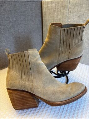KORK-EASE Size 8.5 Women’s Suede Ankle Booties Tan Taupe Stacked Block Heel